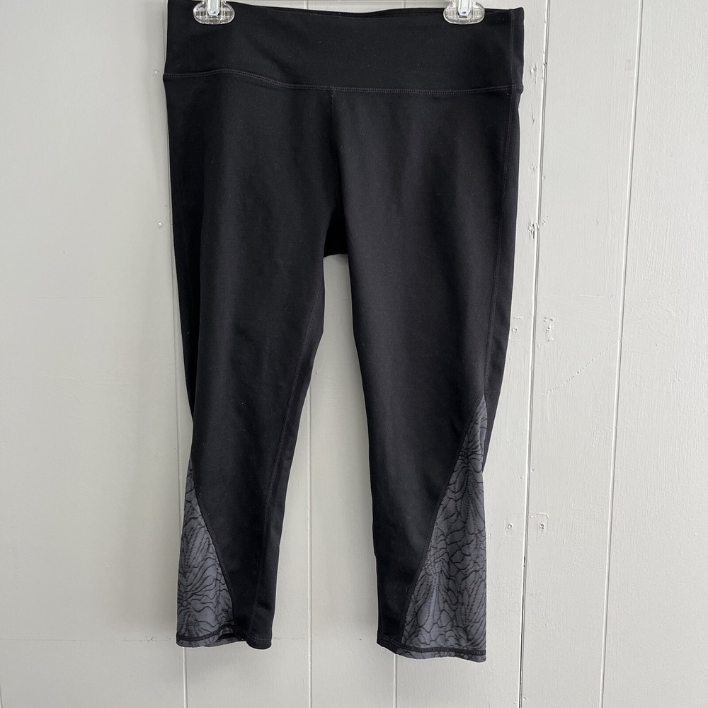 Fabletics Crop Leggings Womens Black & Gray Floral Accent Yoga Pants Sz M
